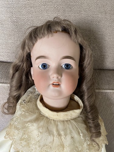 Jolie poupee ancienne - poupee,