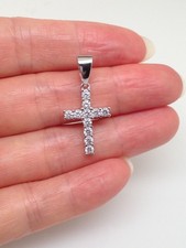 Pendentif croix solitaire