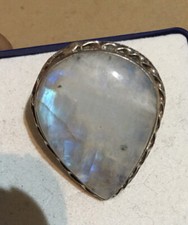 Bague Femme Sertie D’une Pierre De Lune Taille Goutte Cabochon