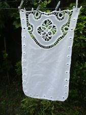 petit rideau fait main brodé