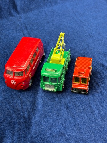Trois voitures jouets - , de