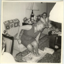 PHOTO ANCIENNE - VINTAGE SNAPSHOT - FEMME INTÉRIEUR BASSINE SOINS PIEDS DRÔLE