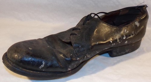 Une chaussure sortie - de,