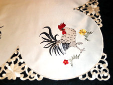 NAPPE SURNAPPE CENTRE DE TABLE BRODEE POLYESTER  85X85 COCORICO***