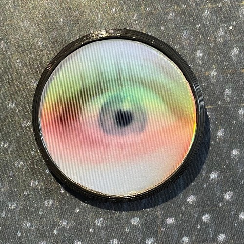 Badge œil lenticulaire qui - lenticulaire,