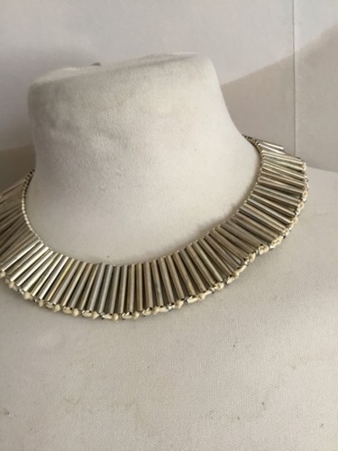 Joli collier plastron ras - , de