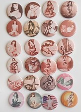 LOT COLLECTION 20 BADGES ÉPINGLE PINS BUTTONS BETTIE PAGE ANNÉE 50'S COULEUR