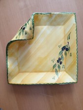 Plat provençal forme originale jaune décor olives estampillé la Petite Provence