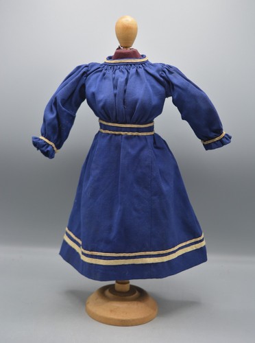 Robe ancienne pour poupée