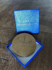 MÉDAILLE EN BRONZE signée