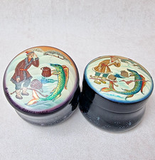 Lot de 2 Boîtes Russes Bois – Laque de Palekh – Contes Illustrés Art Populaire