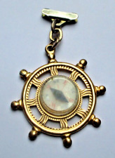 Ancien pendentif boussole barre roue métal léger couleur or bijou vintage 5140