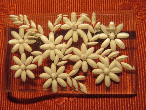 Broche ancienne lucite gravée - ancienne,