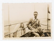 PHOTO snapshot, un jeune homme élégant sur un banc bateau ponton