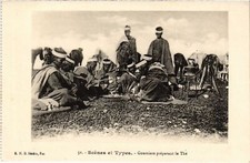 CPA AK MAROC Goumiers preparant le The (1319140)
