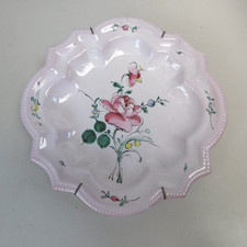 assiette a bords dentelés