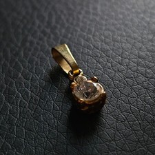 Pendentif supportant 2 pierres claires taillées doré bijou suspendu