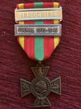 CROIX DU COMBATTANT VOLONTAIRE guerre 1939-1945 ..Indochine Avec Barrettes