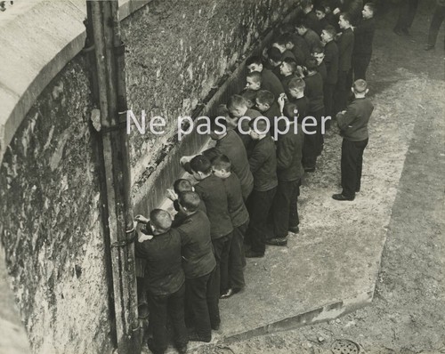 Enfants dans une école - enfants,