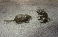Deux belles petites souris XIXe en bronze de Vienne signé Geschützt.