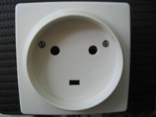 PRISE LEGRAND 32 A  A ENCASTRER  100x 100 mms . ivoire