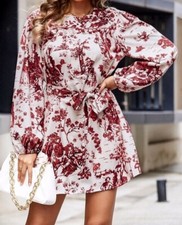 Courte robe à scène galante