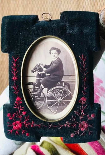 Enfant sur tricycle circa - sur,
