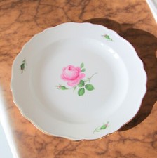 Meissen. Plat rond en porcelaine décor à la rose, XXe siècle 