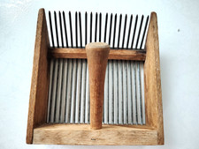 OBJET DE MÉTIER , PEIGNE À MYRTILLES  OUTIL DE RÉCOLTE ARTISANALE À L'ANCIENNE  