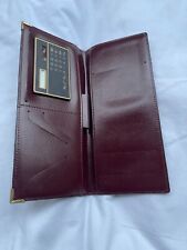 Porte document en cuir marron avec calculatrice solaire.