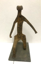 Sculpture Dogon Mali Ancien Personnage Genou à Terre en Fer Forgé sur Socle H.15