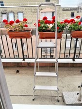 Escabeau pliant comme neuf 4 marches Antidérapantes.  - Echelle D17206