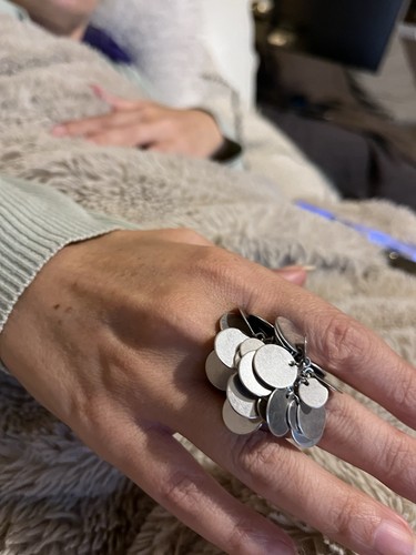 Bague sertie argentée avec
