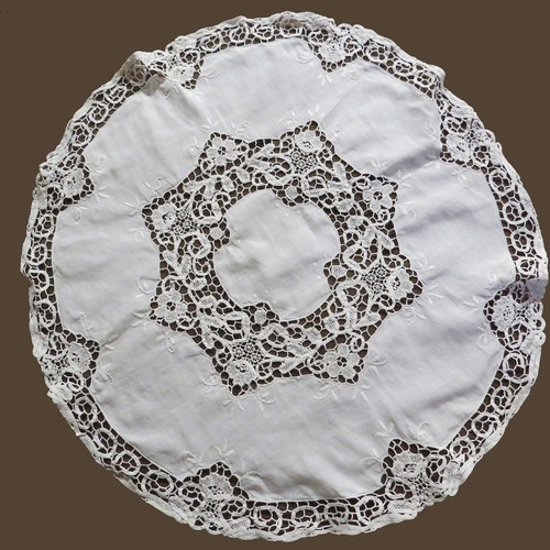 Superbe nappe ronde brodee - superbe,