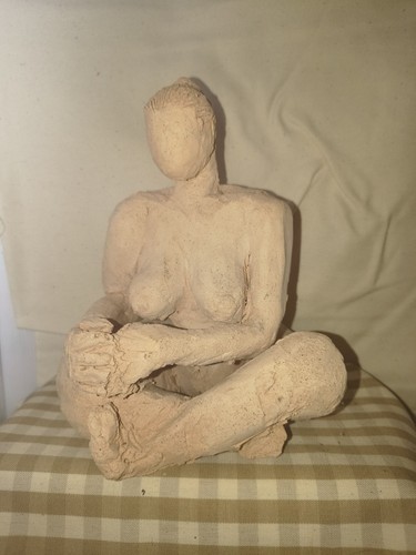 Sculpture femme assise nue - , en