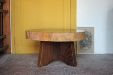 Table basse brutaliste en bois