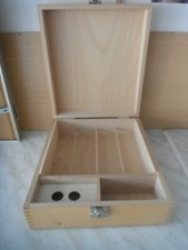  BOITE A THE  EN BOIS  A  COMPARTIMENTS  34 x 28 CM X 11 CM  