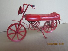 689N Jouet en Tôle Vélo Rouge avec Ressort Avec Cale L 15,5 cm