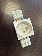 Lot de 100 Prises de courant 2P+T pour goulotte Blanc 45x45   ENSTO PK4511