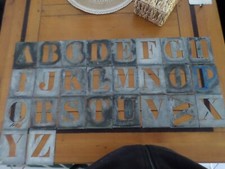 anciens  pochoirs en zinc lettres +chiffres complet