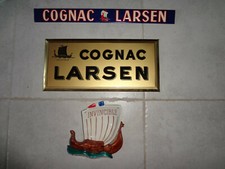 LOT DE 3 OBJETS COGNAC LARSEN 1 CENDRIER + 2PLAQUES PUB