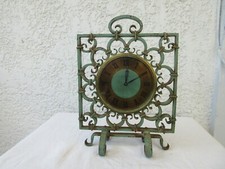 Très belle pendulette ou horloge de table, en fer forgé de couleur verte