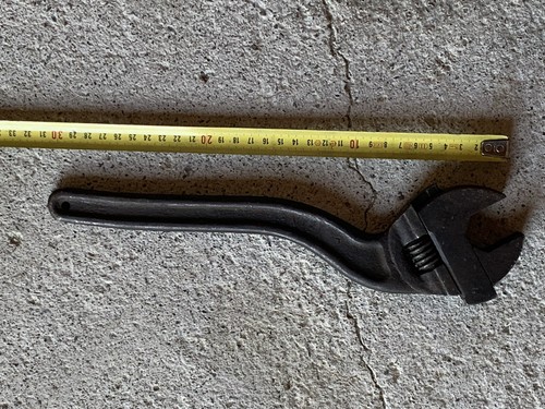 Ancien outil clé molette - à,