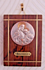 Médaille Murale JESUS et St JEAN Eucharistie par Graveur J. D sur Plaque en Bois