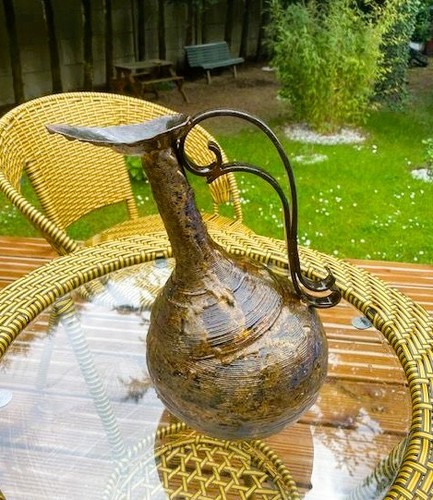Ancien pichet incliné - , en