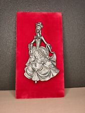 Cadre princesse en étain ciselé à la main sur velours rouge LES ÉTAINS DU PRINCE