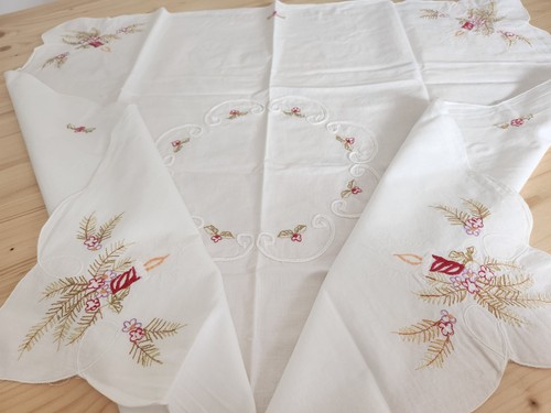 Ancienne petite nappe broderie