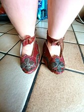 chaussure cuir rouge  broderie metal poupée jumeau dep etc rare 
