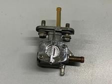 UN ROBINET ESSENCE SANS FILTRE
