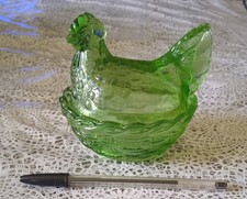 Bonbonnière, sucrier, Poule en verre vert, sur son nid d'osier